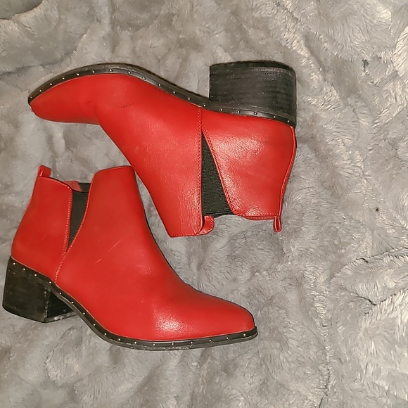 Bar III Size 5.5 Western Red Faux Leather Black Studded Edge Booties - Picture 2 of 7